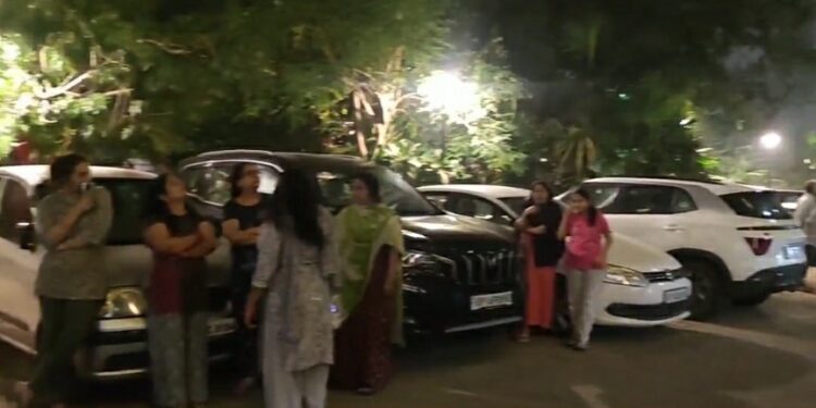 दिल्ली एनसीआर में अभी भूकंप के तेज़ झटके महसूस किए गए हैं। लोग बिल्डिंग में घरों से बाहर आ गए हैं। देखे VIDEO