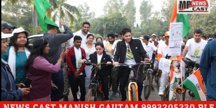 *कलेक्टर अविप्रसाद के नेतृत्व में निकली मतदाता जागरूकता साइकिल रैली*