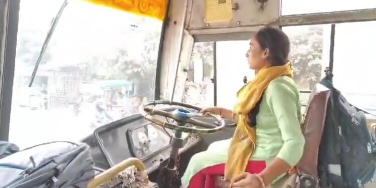 बस में पत्नी है ड्राइवर तो पति कंडक्टर हैं. कभी पुलिस बनने का सपना देखने वाली