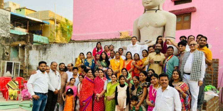 बड़े दिगंबर जैन मंदिर में भगवान महावीर की विशाल प्रतिमा विराजमान