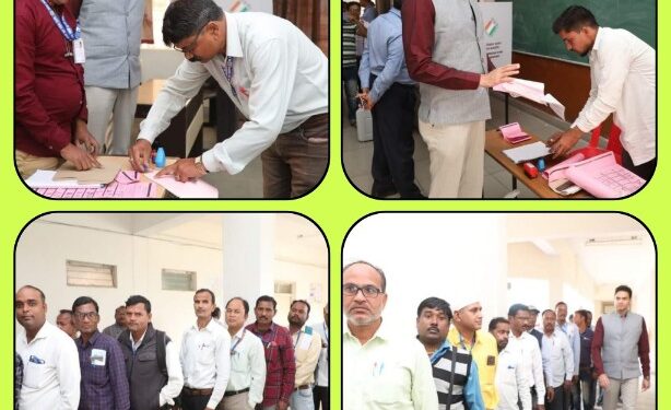 कलेक्टर ने किया मतदान कर्मियों के डाकमतपत्र से मतदान का निरीक्षण सोमवार को 537 मतदान कर्मियों ने किया मतदान