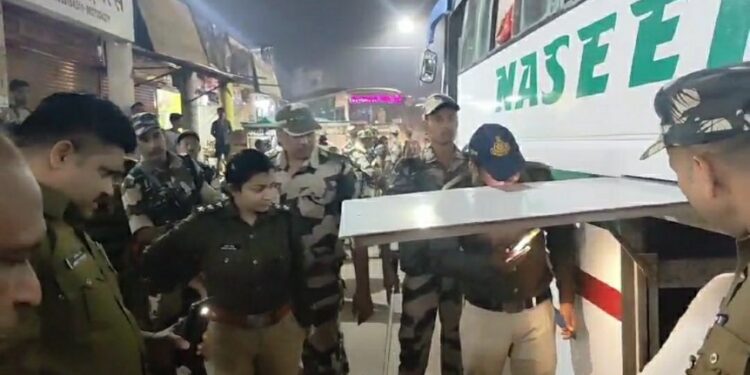 बस स्टैंड एवं उसके आसपास के इलाकों में फ्लैग मार्च निकल गया