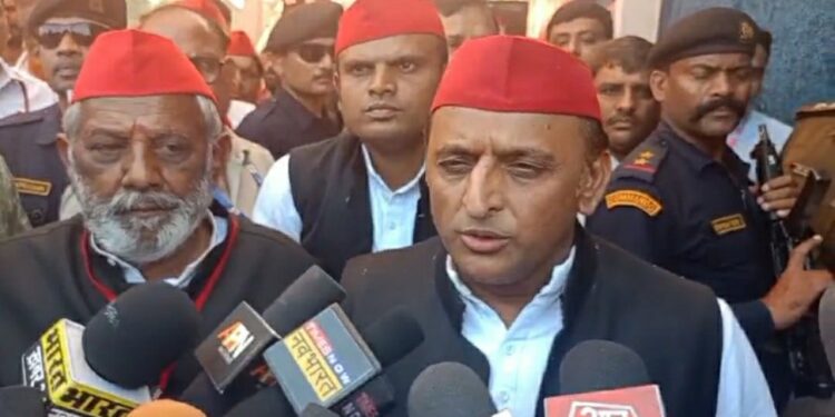 बहोरीबंद विधानसभा में समाजवादी पार्टी के राष्ट्रीय अध्यक्ष अखिलेश यादव ने समाजवादी पार्टी के प्रत्याशी शंकर महतो के लिए बाकल में आमसभा को संबोधित किया