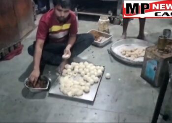 भोपाल रायसेन रोड स्थित कविता स्वीट्स में गंदगी के बीच बन रहे थे समोसे-कचौरी, खाद्य सुरक्षा प्रशासन की टीम ने मारा छापा देखे VIDEO