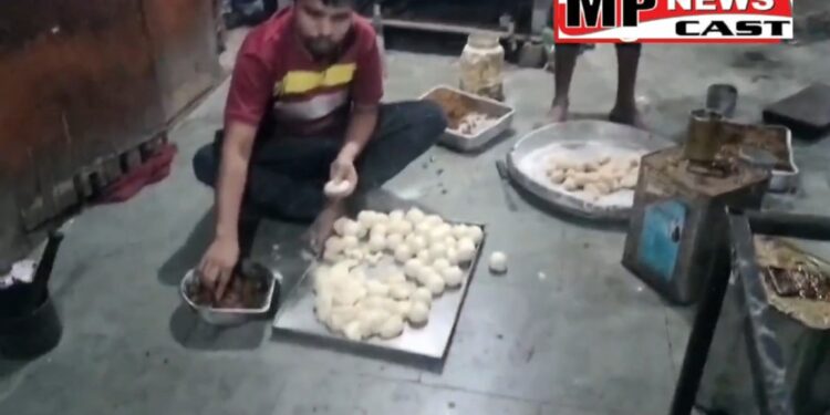 भोपाल रायसेन रोड स्थित कविता स्वीट्स में गंदगी के बीच बन रहे थे समोसे-कचौरी, खाद्य सुरक्षा प्रशासन की टीम ने मारा छापा देखे VIDEO