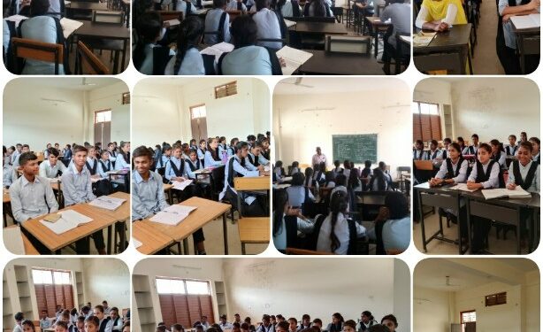 आच्छादन मल्चिंग एवं बाड़ लगाने का प्रशिक्षण दिया गया