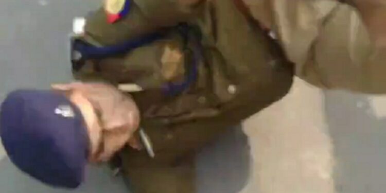 DAV कॉलेज के छात्रों और पुलिस की भिड़ंत.देखिऐ VIDEO