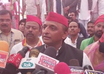 एक सवाल पर जवाब देने की बजाय पत्रकार पर भड़के समाज वादी के प्रमुख अखिलेश यादव देखिऐ क्या कहा