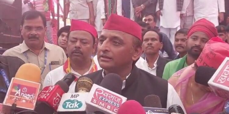 एक सवाल पर जवाब देने की बजाय पत्रकार पर भड़के समाज वादी के प्रमुख अखिलेश यादव देखिऐ क्या कहा