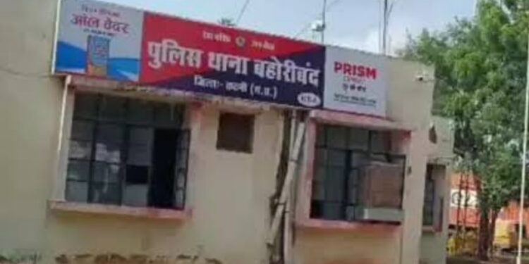 विधानसभा बहोरीबंद क्षेत्रांतर्गत सिंदुरसी नाका  नकली मतपत्र तथा 300 नग बैनर 2*3 के रख कर चालक