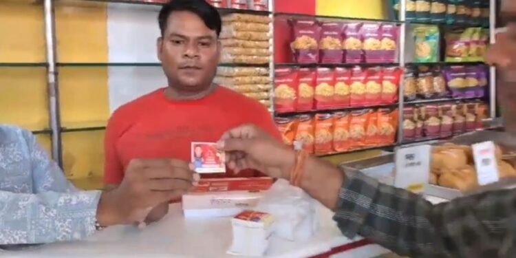 मतदाताओं को जागरूक करने के लिए खाद्य विभाग द्वारा मिठाईयों के बॉक्स के ऊपर लगाया जा रहा मतदाता जागरूकता स्टीकर।