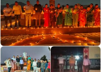 दीप जलाकर जगाई मतदान की अलख,की नारेबाजी  मतदाता जागरूकता के लिए को लोकतंत्र के प्रहरियों ने दीप जलाकर मतदान की अलख जगाई। पंचायत कर्मियों ने ग्रामीणों के साथ बम्हनी, केंद्र बिंदु,करोदी किया गया