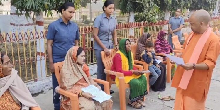 सीएम योगी ने गोरखपुर में आज लगाया जनता दरबार ,बड़ी संख्या में लोगों की समस्या सुन देखिए VIDEO