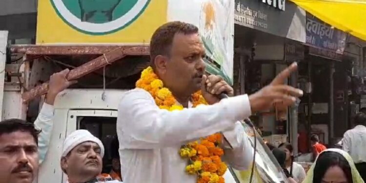 विजयराघवगढ विधानसभा क्षेत्र से कांग्रेस प्रत्याशी नीरज सिंह बघेल ने किया जनसंपर्क जनता का मिल रहा अपार स्नेह प्यार देखिऐ VIDEO