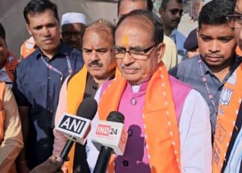 आज से अपने मतदाता भाई-बहनों के बीच पर्ची बांटने का कार्य प्रारंभ किया…  हम सम्पर्क कर जनता से आग्रह कर रहे हैं कि मध्यप्रदेश की समृद्धि और विकास के कार्यों को आगे बढ़ाने के लिए भारतीय जनता पार्टी को वोट अवश्य करें।