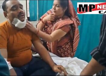 देखें Video जबलपुर रिवर्स करते समय पुलिस कर्मियों पर चढ़ी कार, आधा दर्जन पुलिस वाले घायल
