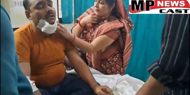 देखें Video जबलपुर रिवर्स करते समय पुलिस कर्मियों पर चढ़ी कार, आधा दर्जन पुलिस वाले घायल