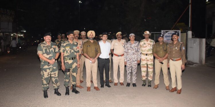विधानसभा निर्वाचन के मद्देनजर अलर्ट मोड में प्रशासन,पुलिस, आईटीबीपी,आरपीसीफ के जवानों ने निकाला फ्लैग मार्च, कलेक्टर एसपी हुए शामिल, निष्पक्ष और शांतिपूर्ण मतदान का दिया संदेश
