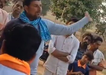 कृषि मंत्री कमल पटेल को जनता के विरोध का सामना करना पड़ा..गुस्से में खुद ही बोल दिए कि कांग्रेस को वोट दे देना…मतदाता तो केवल बेहाली बता रहा था और यही बोला नेता जी जुबान से नही होता, करना पड़ता है।….क्या सही बात बोली देखे VIDEO