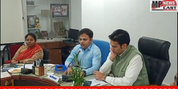 पत्रकार वार्ता में कलेक्टर एवं जिला निर्वाचन अधिकारी अवि प्रसाद और पुलिस अधीक्षक अभिजीत कुमार रंजन ने दी जानकारी