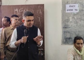 मतदान दलों के साथ कलेक्टर प्रियंक मिश्रा IAS ने चर्चा की एवं निर्विघ्न -निष्पक्ष निर्वाचन के लिए हौसला अफजाई करते हुए शुभकामनाएं दीं आईऐ सुने क्या कहा