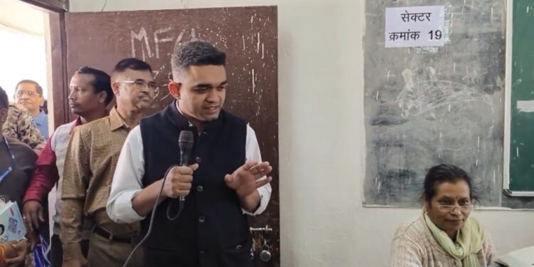 मतदान दलों के साथ कलेक्टर प्रियंक मिश्रा IAS ने चर्चा की एवं निर्विघ्न -निष्पक्ष निर्वाचन के लिए हौसला अफजाई करते हुए शुभकामनाएं दीं आईऐ सुने क्या कहा
