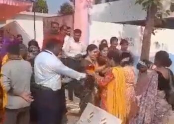 नगरीय निकाय के कर्मचारियों के द्वारा मतदान दलों का आगमन होने पर पुष्पहार एवं बैंड बाजा के साथ स्वागत किया गया।