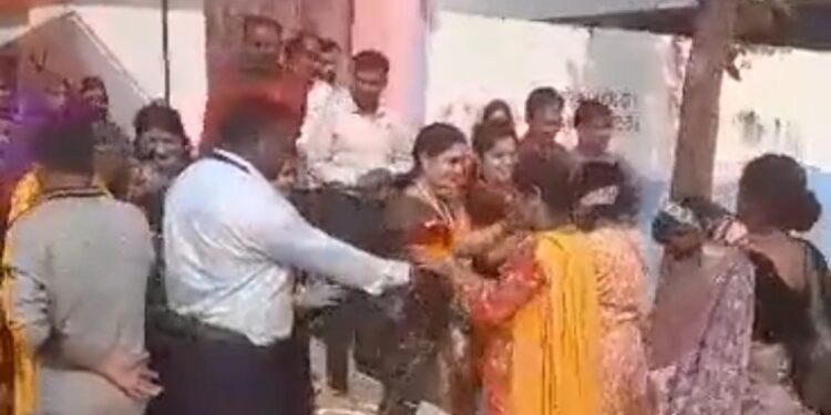 नगरीय निकाय के कर्मचारियों के द्वारा मतदान दलों का आगमन होने पर पुष्पहार एवं बैंड बाजा के साथ स्वागत किया गया।