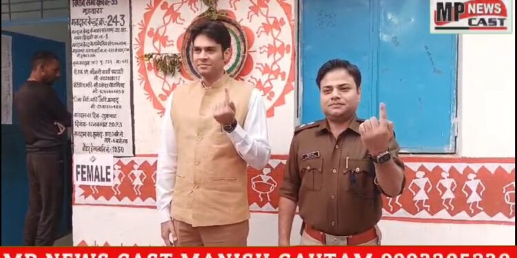 कलेक्टर अविप्रसाद और पुलिस अधीक्षक ने पंक्ति में लगकर अपनी बारी आने पर किया मतदान।