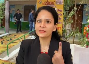 कलेक्टर एवं जिला निर्वाचन अधिकारी डॉ. सलोनी सिडाना ने ज्ञानदीप स्कूल में बने आदर्श मतदान केंद्र पहुंचकर  किया मतदान।