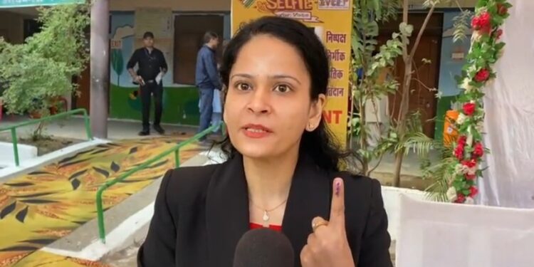 कलेक्टर एवं जिला निर्वाचन अधिकारी डॉ. सलोनी सिडाना ने ज्ञानदीप स्कूल में बने आदर्श मतदान केंद्र पहुंचकर  किया मतदान।