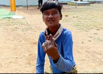 बिना व्हीलचेयर के विकलांग ने किया मतदान,, VIDEO
