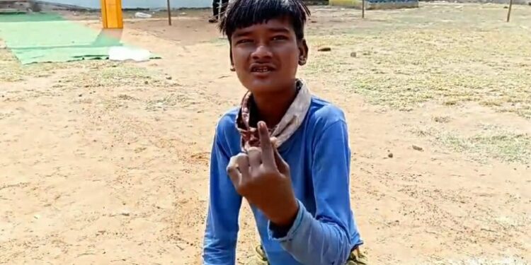 बिना व्हीलचेयर के विकलांग ने किया मतदान,, VIDEO