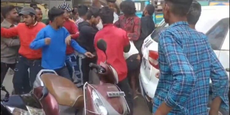 इंदौर विधानसभा 4 में विवाद, मारपीट और थाने पर जमकर विवाद आखिर में विधायक मालिनी गौड़ के पुत्र एकलव्य  पर दर्ज हुई FIR। देखिऐ VIDEO