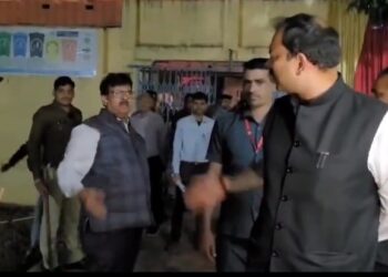 कांग्रेस विधायक प्रवीण पाठक और कलेक्टर अक्षय कुमार सिंह के बीच जबरदस्त बहस हुई पाठक यहां तक बोल गए कि और बीजेपी की कितनी बजाओगे देखिऐ पूरा VIDEO