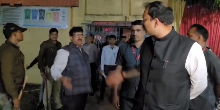 कांग्रेस विधायक प्रवीण पाठक और कलेक्टर अक्षय कुमार सिंह के बीच जबरदस्त बहस हुई पाठक यहां तक बोल गए कि और बीजेपी की कितनी बजाओगे देखिऐ पूरा VIDEO