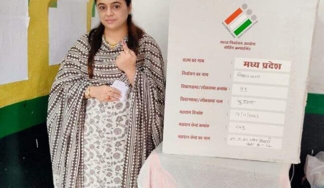 सुप्रीम कोर्ट अधिवक्ता श्रीमती नुपुर धमीजा रंजन ने किया मतदान,