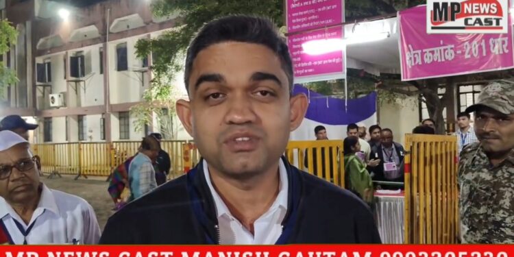 कलेक्टर एवं जिला निर्वाचन अधिकारी प्रियंक मिश्रा  ने धार जिले में शांतिपूर्ण एवं निर्विघ्न मतदान सम्पन्न होने पर टीम धार को बधाई दी और जिलेवासियों का आभार व्यक्त किया।