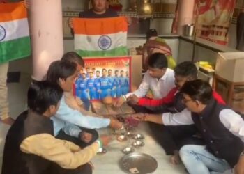 वर्ल्ड कप 2023 में #भारत की जीत के लिए जगह-जगह की जा रही पूजा, मालवा मिल स्थित शिव मंदिर में क्रिकेट प्रशंसकों ने किया हवन; देखें VIDEO