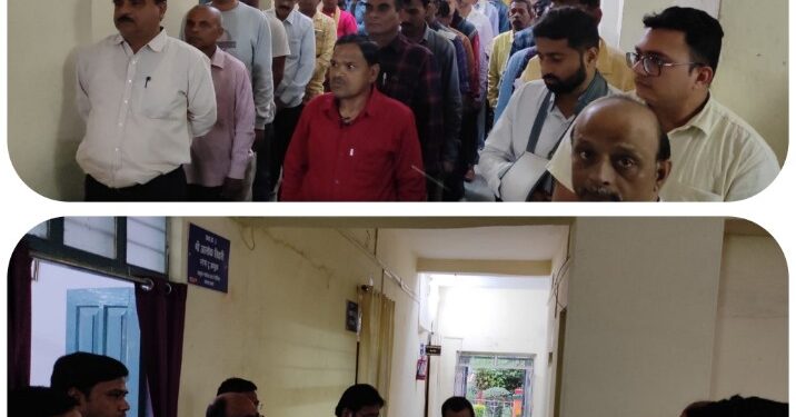 नगर निगम में पदस्थ कर्मचारी के आकस्मिक निधन पर निगमायुक्त एवं अधिकारी कर्मचारियों की उपस्थिति में दी गई श्रद्धांजलि