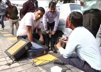 कलेक्टर आशीष सिंह ने मिसरोद होशंगाबाद रोड पर चल रही वाहनों के प्रदूषण स्तर की जाँच का औचक निरीक्षण किया VIDEO
