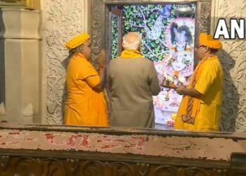 प्रधानमंत्री नरेंद्र मोदी ने मथुरा के श्रीकृष्ण जन्मभूमि मंदिर में पूजा-अर्चना की।