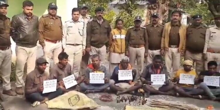 शिकारियों ने व्यस्क बाघ का शिकार किया वन विभाग ने 11 शिकारियों को पकड़ लिया है.