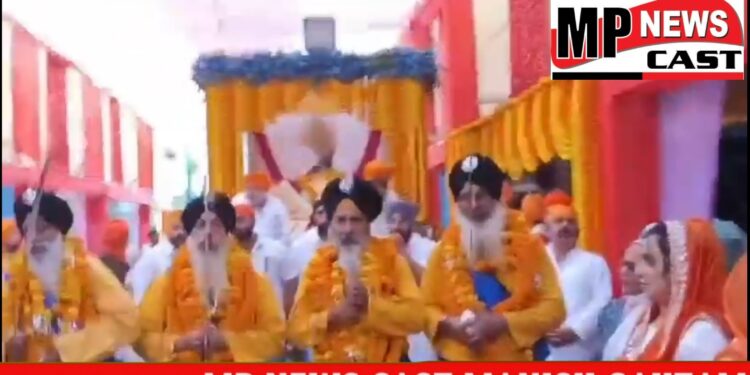 गुरुनानक देव के 553वें प्रकाश पर्व के उपलक्ष्य में शनिवार को कटनी के बरही रोड स्थित गुरुद्वारे से भव्य शोभायात्रा निकाली गई