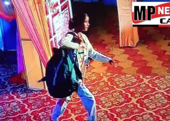 तिलक (लगुन) समारोह से 14 लाख 50 हजार रुपए से भरा बैग लेकर फरार हुई दो युवतियां, CCTV_कैमरे में कैद