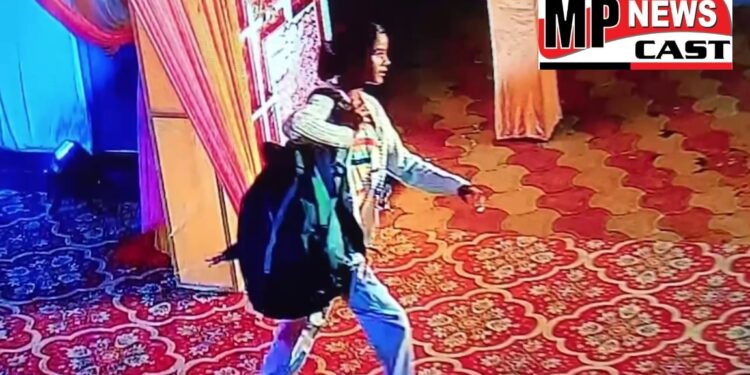 तिलक (लगुन) समारोह से 14 लाख 50 हजार रुपए से भरा बैग लेकर फरार हुई दो युवतियां, CCTV_कैमरे में कैद