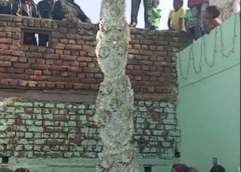 500 के नोटों से बनी 20 लाख की 60 फीट लंबी माला पहन छत पर चढ़ा दूल्हा