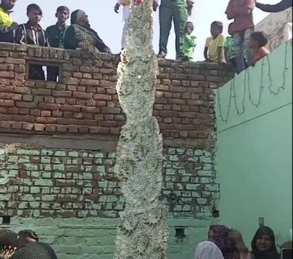 500 के नोटों से बनी 20 लाख की 60 फीट लंबी माला पहन छत पर चढ़ा दूल्हा