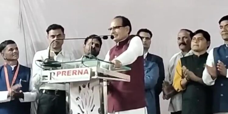 मध्य प्रदेश में कोई काँटे फाँटे की टक्कर नहीं है शिवराज सिंह का दावा लाडली बहनों ने सारे काँटे निकाल दिये हैं, पाँचवीं बार बीजेपी की सरकार बनेगी प्रदेश में, वोटिंग के बाद पहली बार बुधनी पहुँचे थे शिवराज