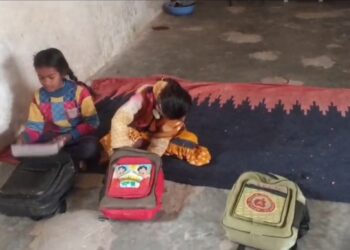 जान की बाजी लगाकर पढ़ने को मजबूर ननिहाल बच्चे, जर्जर छत, दहशत के साए में चल रहा सरकारी स्कूल,,, देखिऐ VIDEO